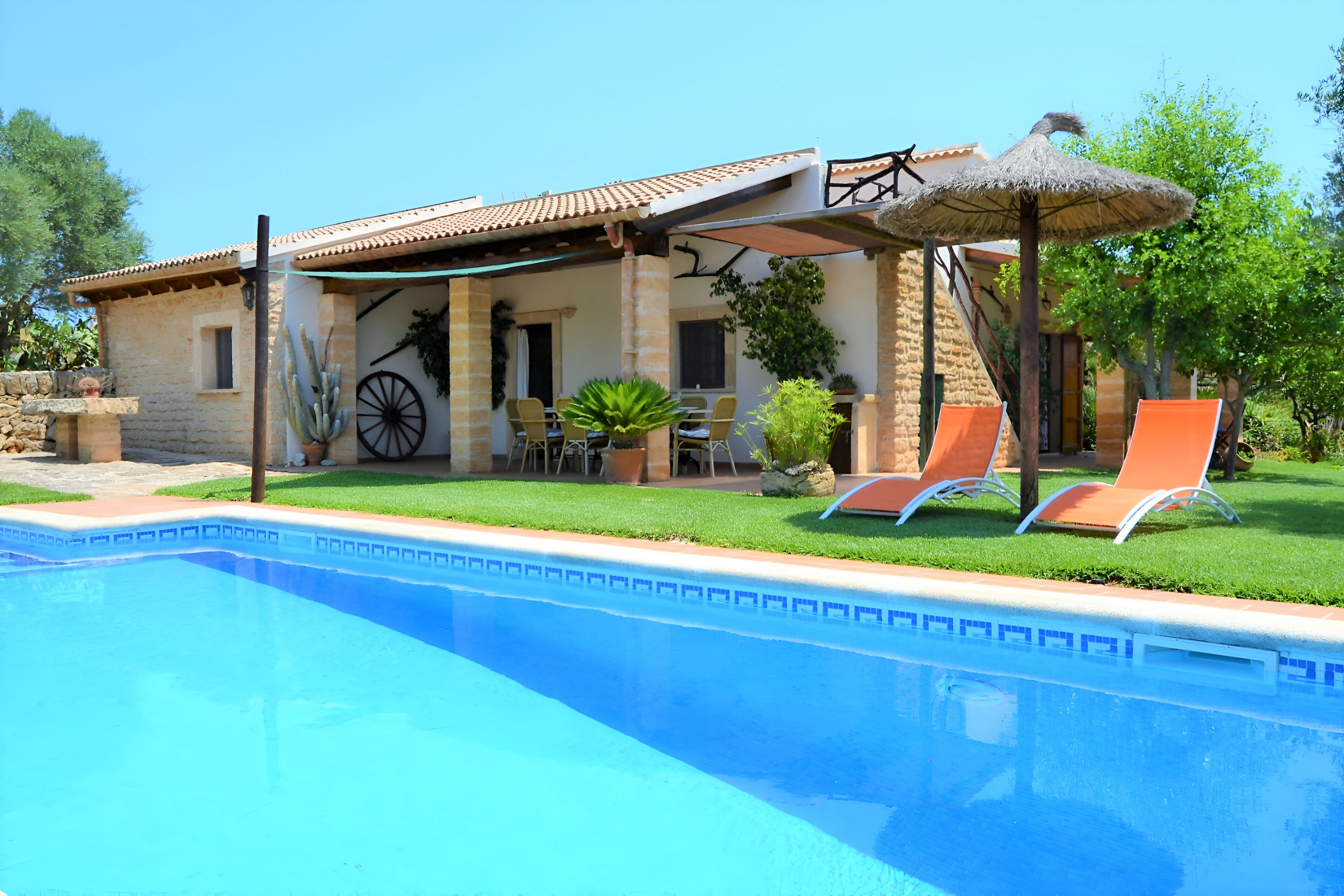 Piscina y jardín de la Casa Ines en Mallorca