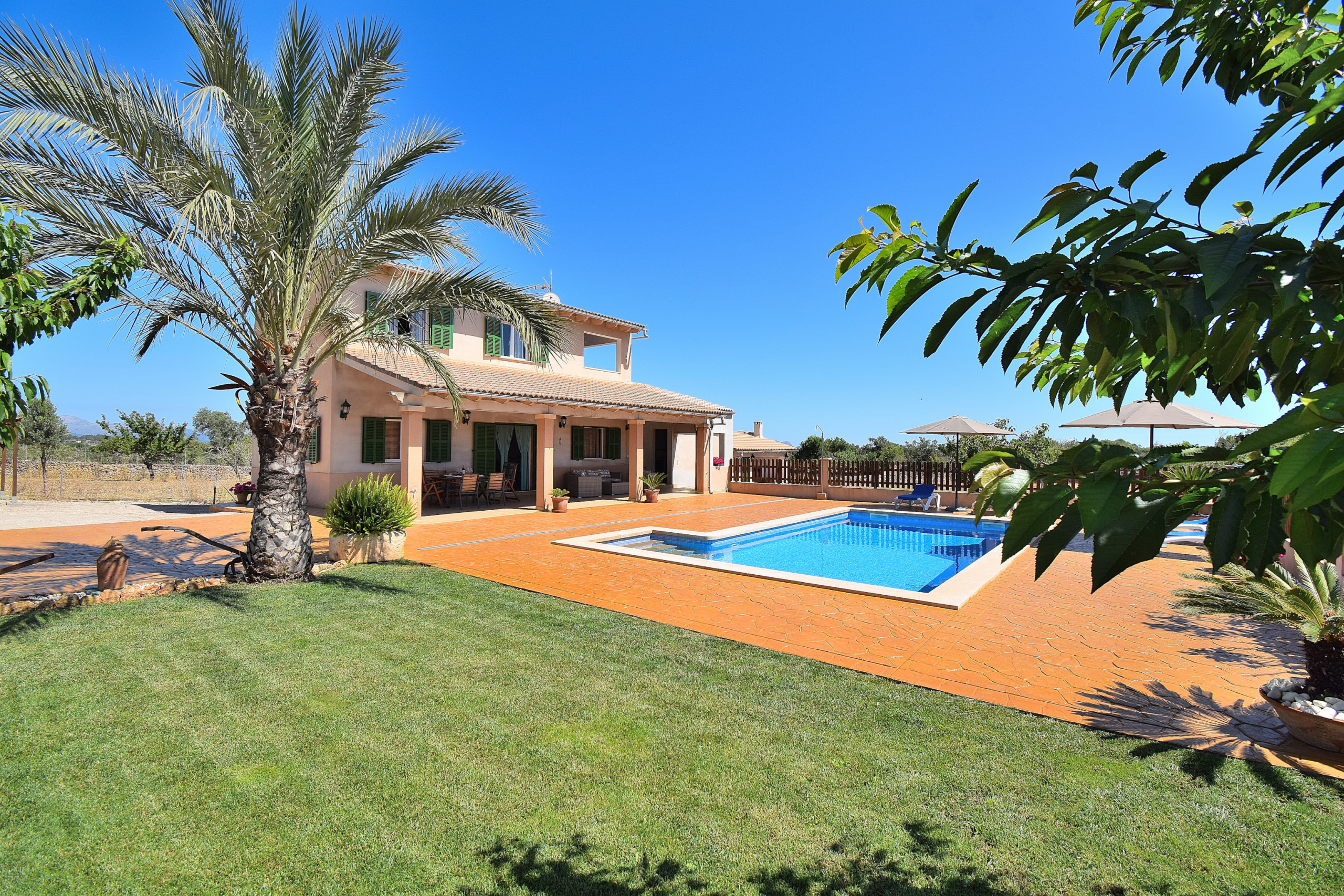 casa vacacional con gran jardín y piscina 