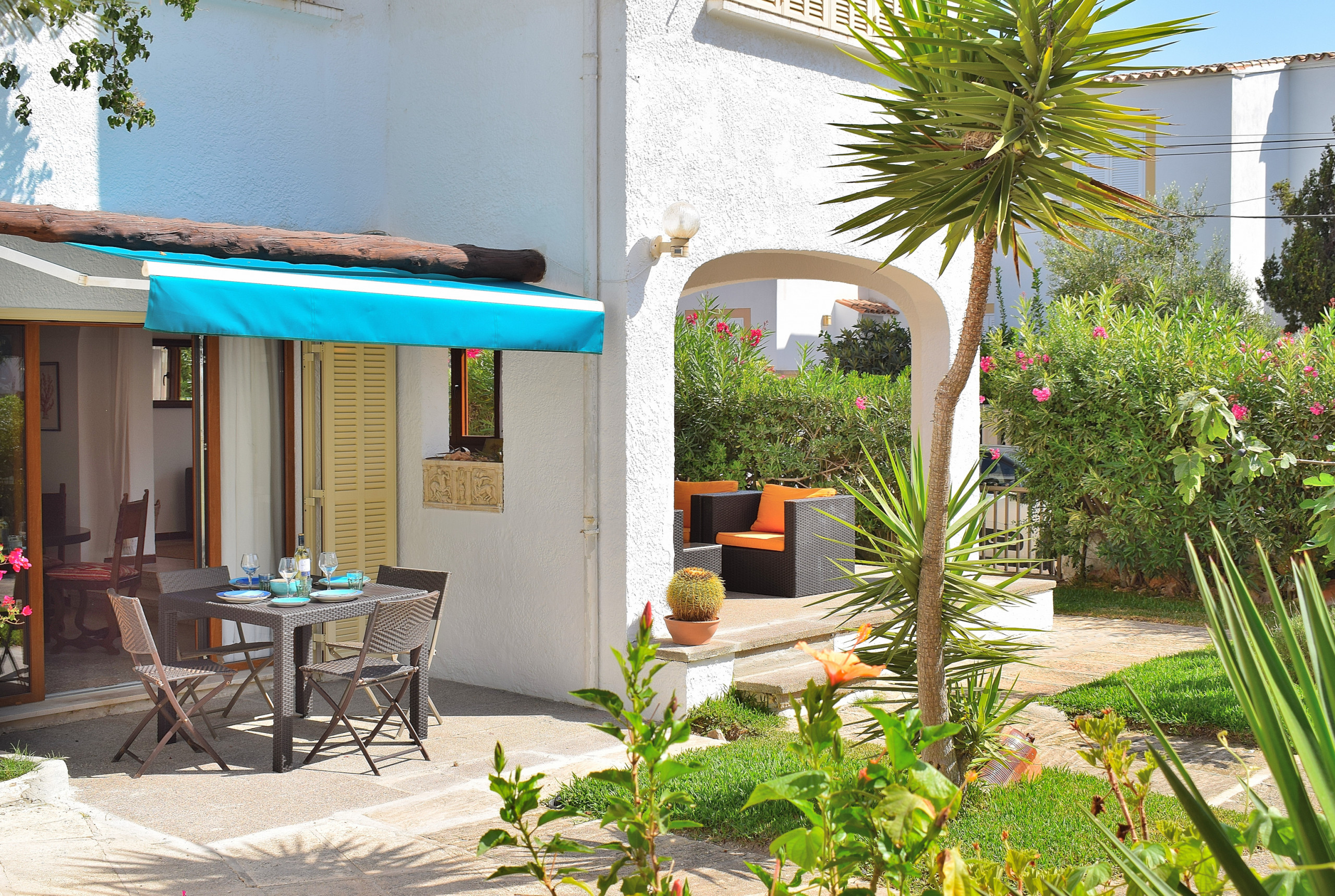 Chalet con jardín grande y verde