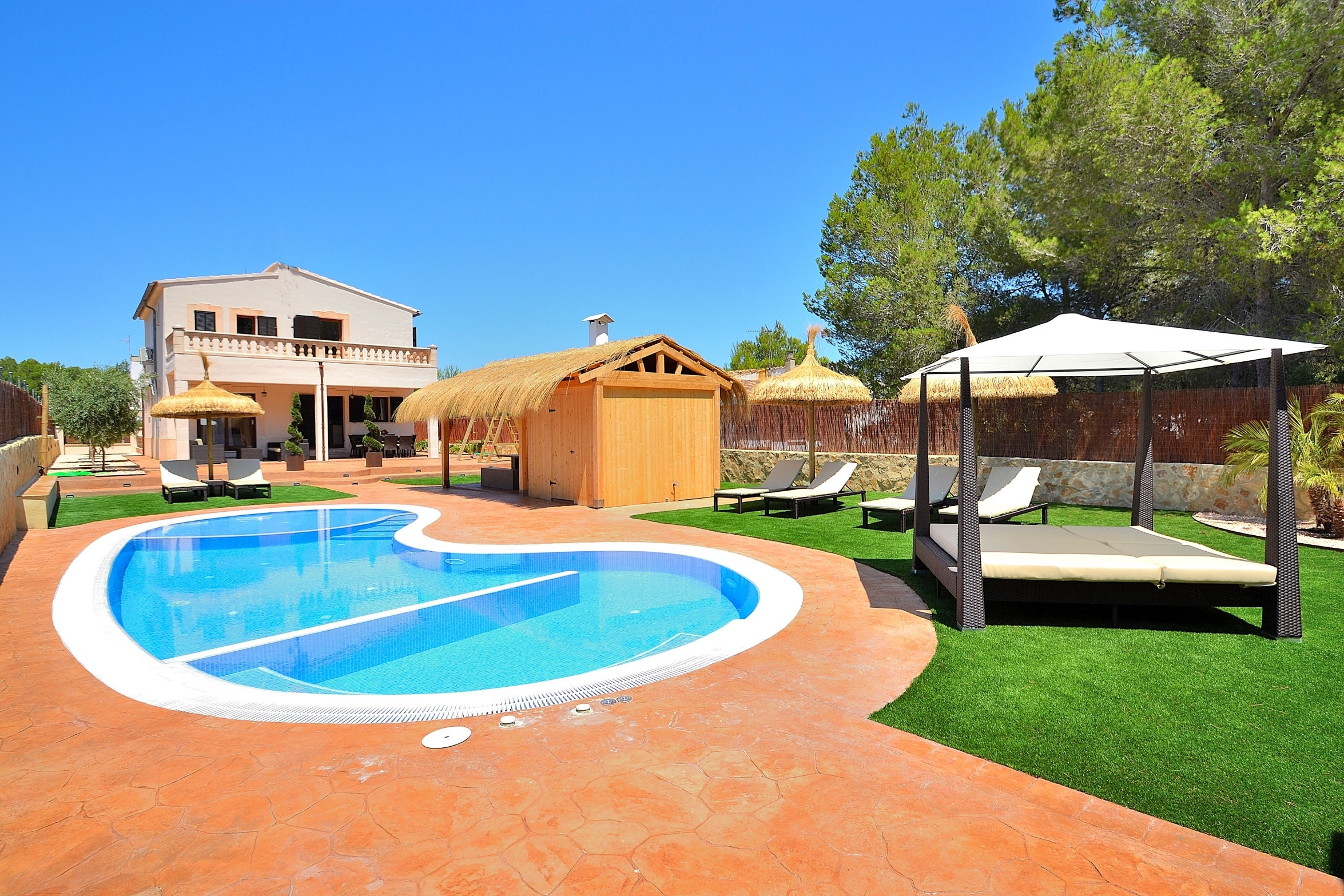 piscina, cama balinesa, tumbona, barbacoa, jardín, verde, azul
