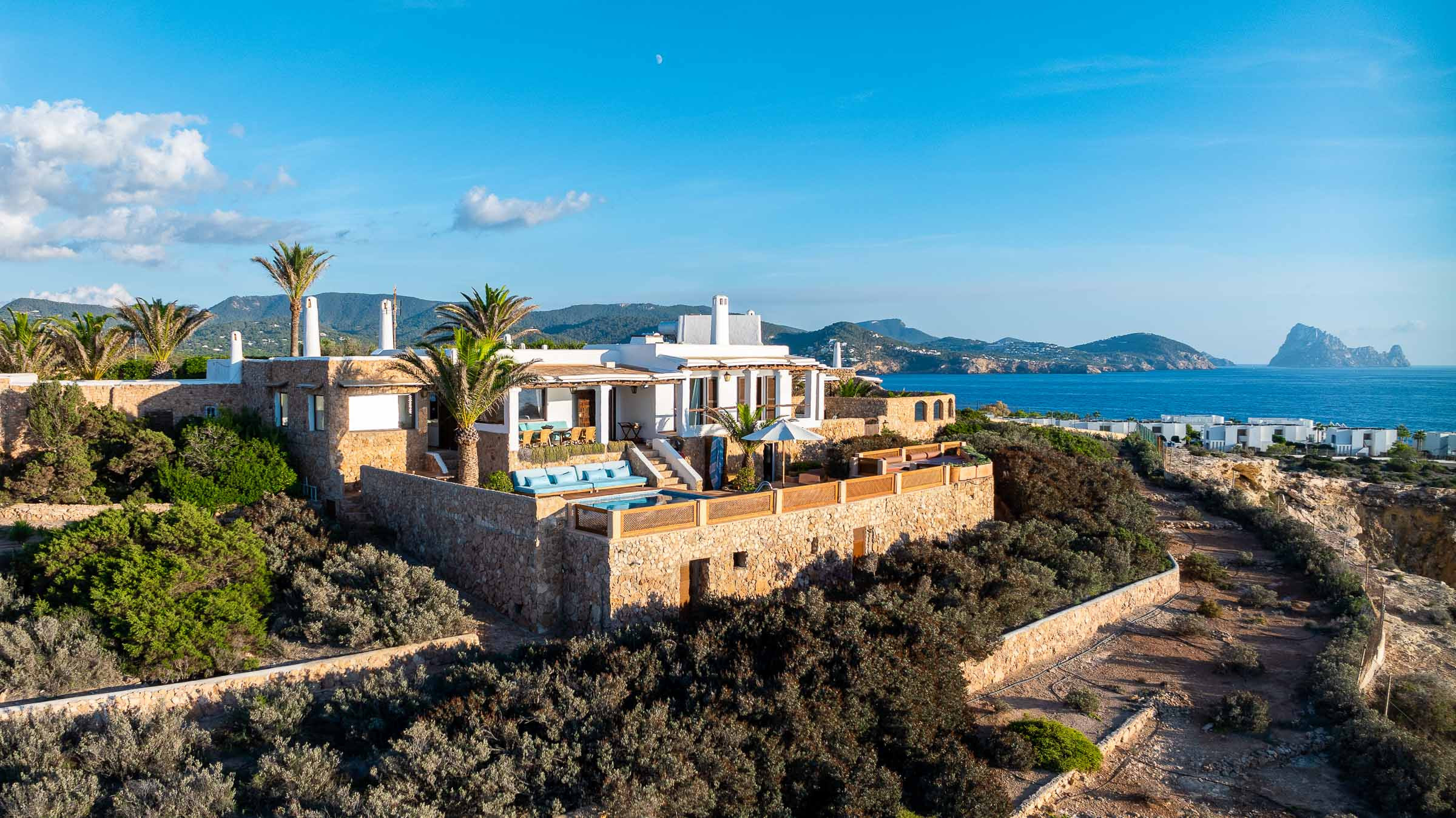 Vistas de la Villa Sus Amores con el mar de fondo.
