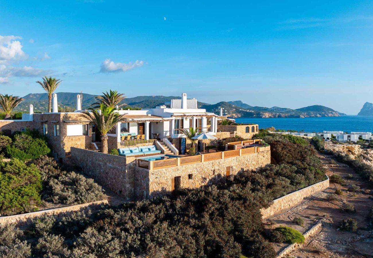 Vistas de la Villa Sus Amores con el mar de fondo.