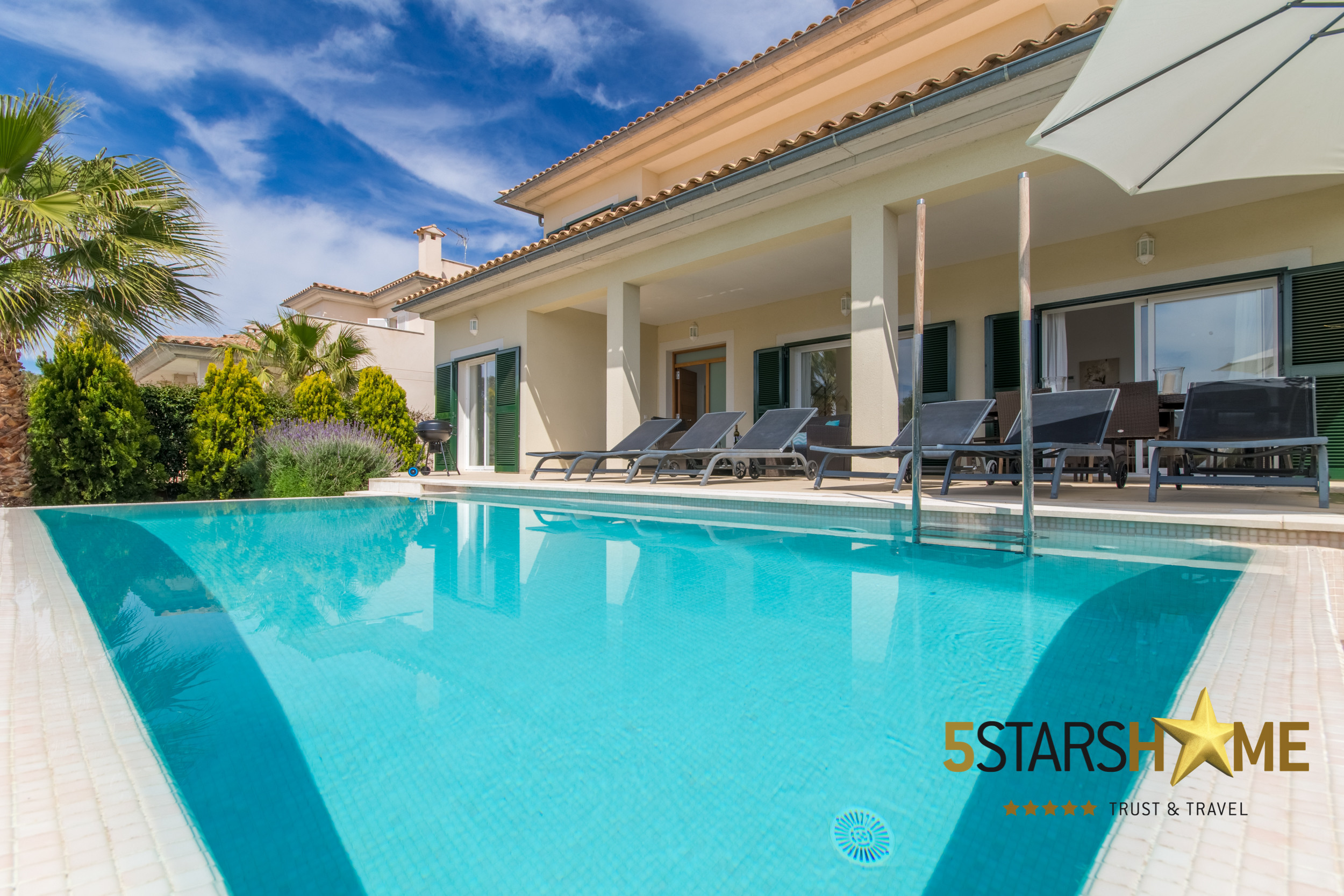 4 chambres doubles, 4 salles de bains, jardin, piscine, BBQ, coffre-fort, WIFI, chauffage, parking en plein air.