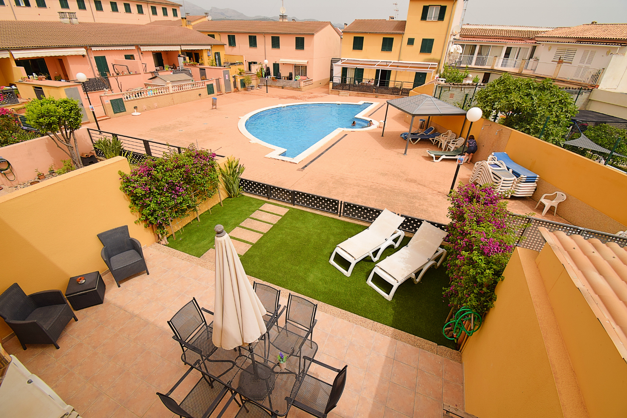 Photo piscine avec terrasse et jardins pour les vacances