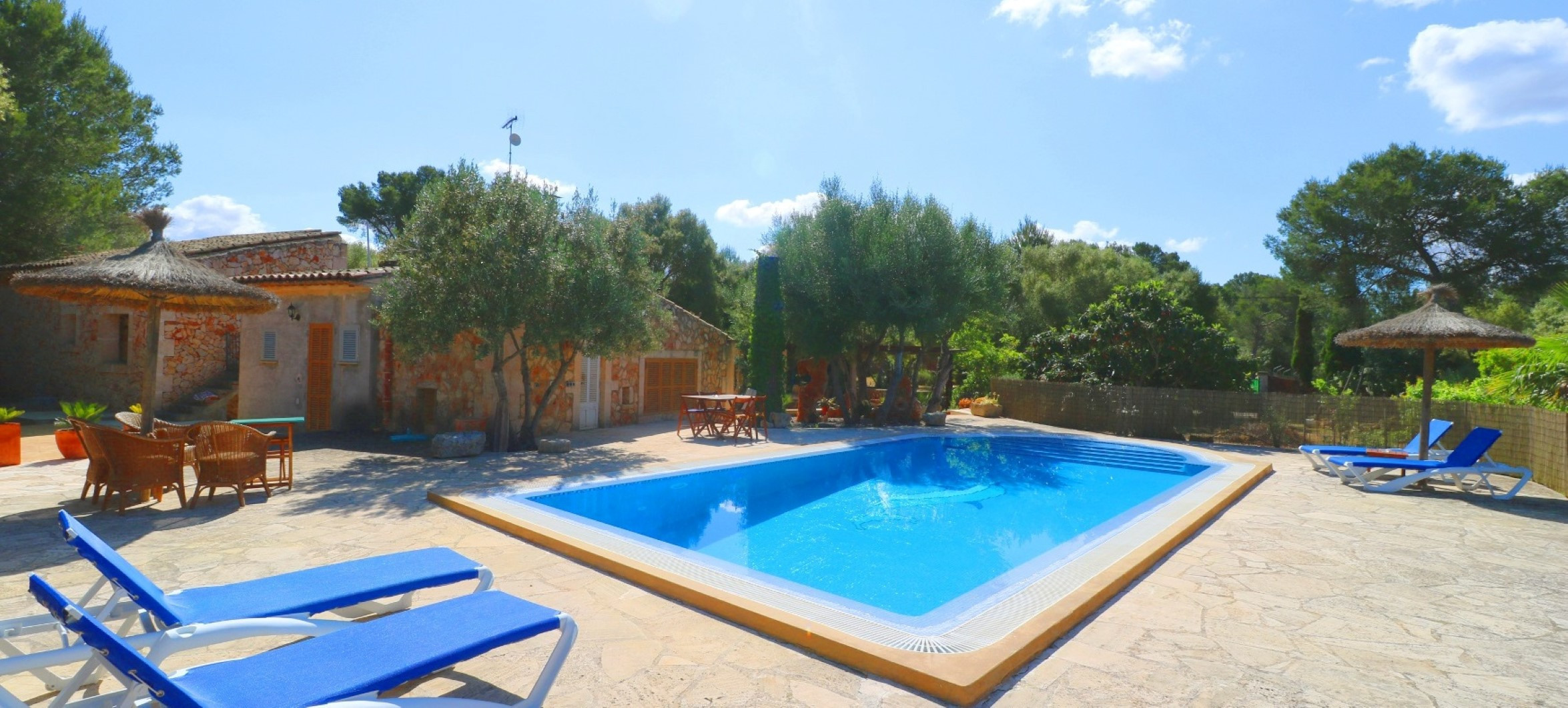 Chalet de vacances avec piscine dans la nature.