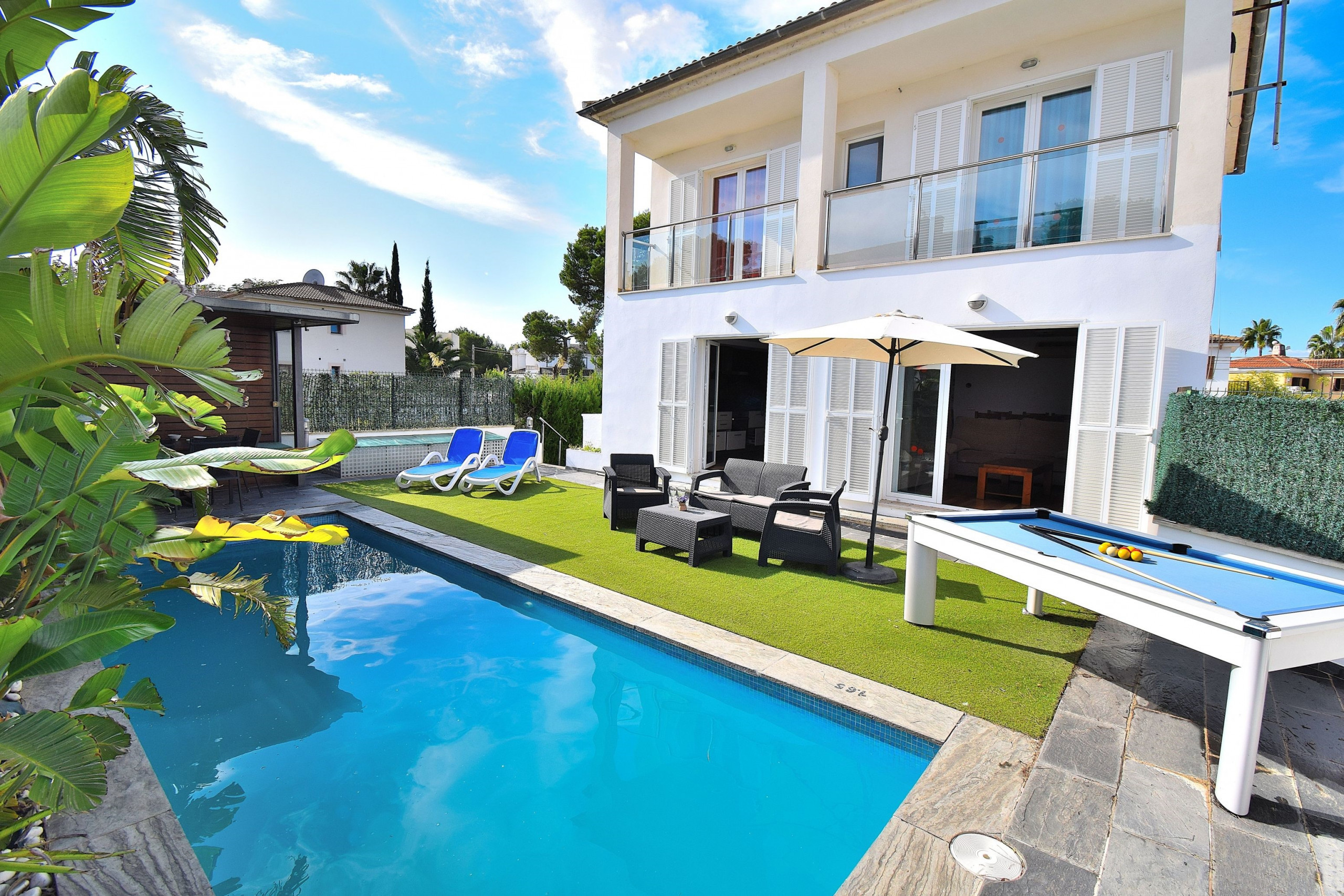 maison de vacances moderne avec piscine entourée de la nature 