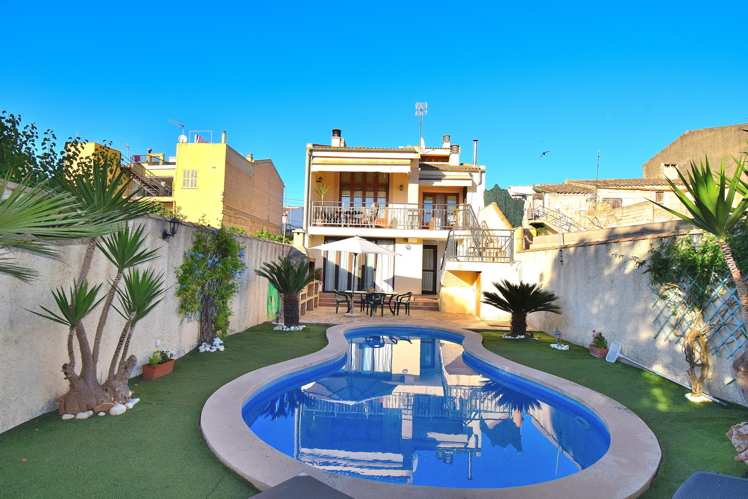 Maison de vacances, soleil de vacances, piscine, jardin