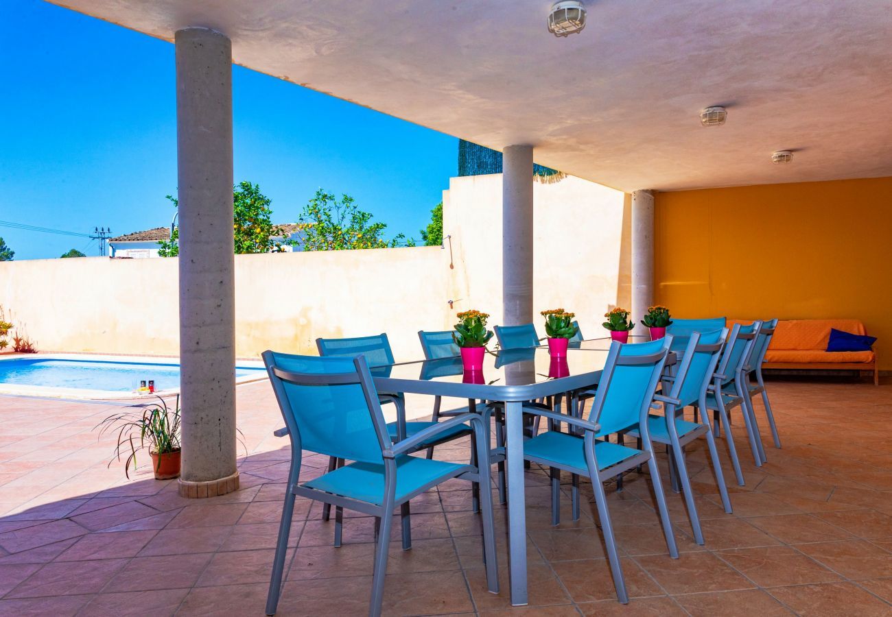 Terrasse spacieuse, piscine et espace barbecue