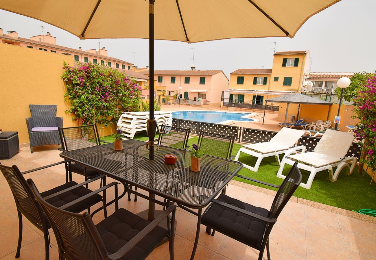 terrasse avec jardin à côté de la piscine  
