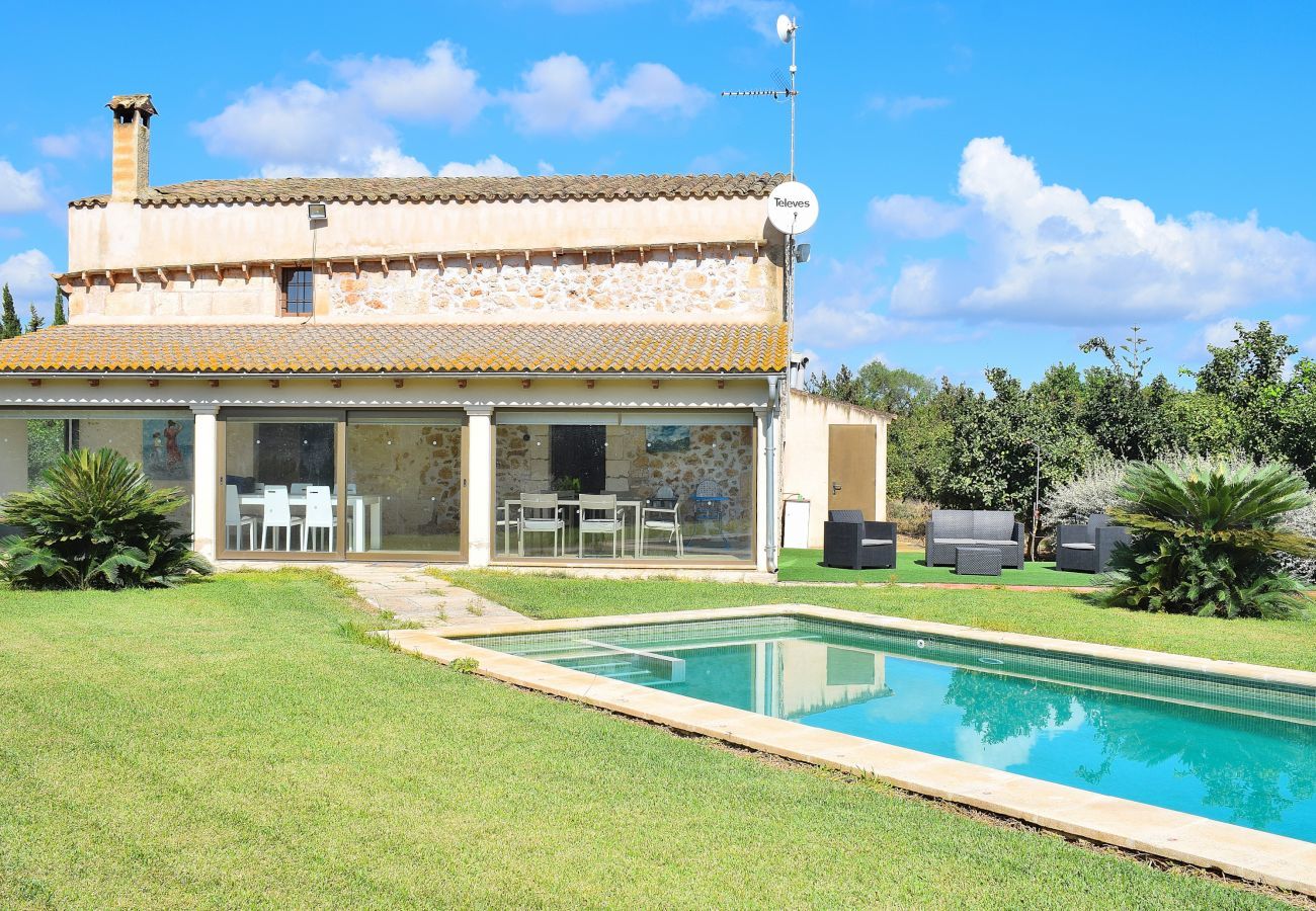 Maison de vacances en pleine nature, avec piscine et grand jardin.