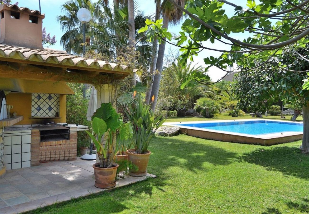 maison de vacances, piscine et jardin privés, espace enfants