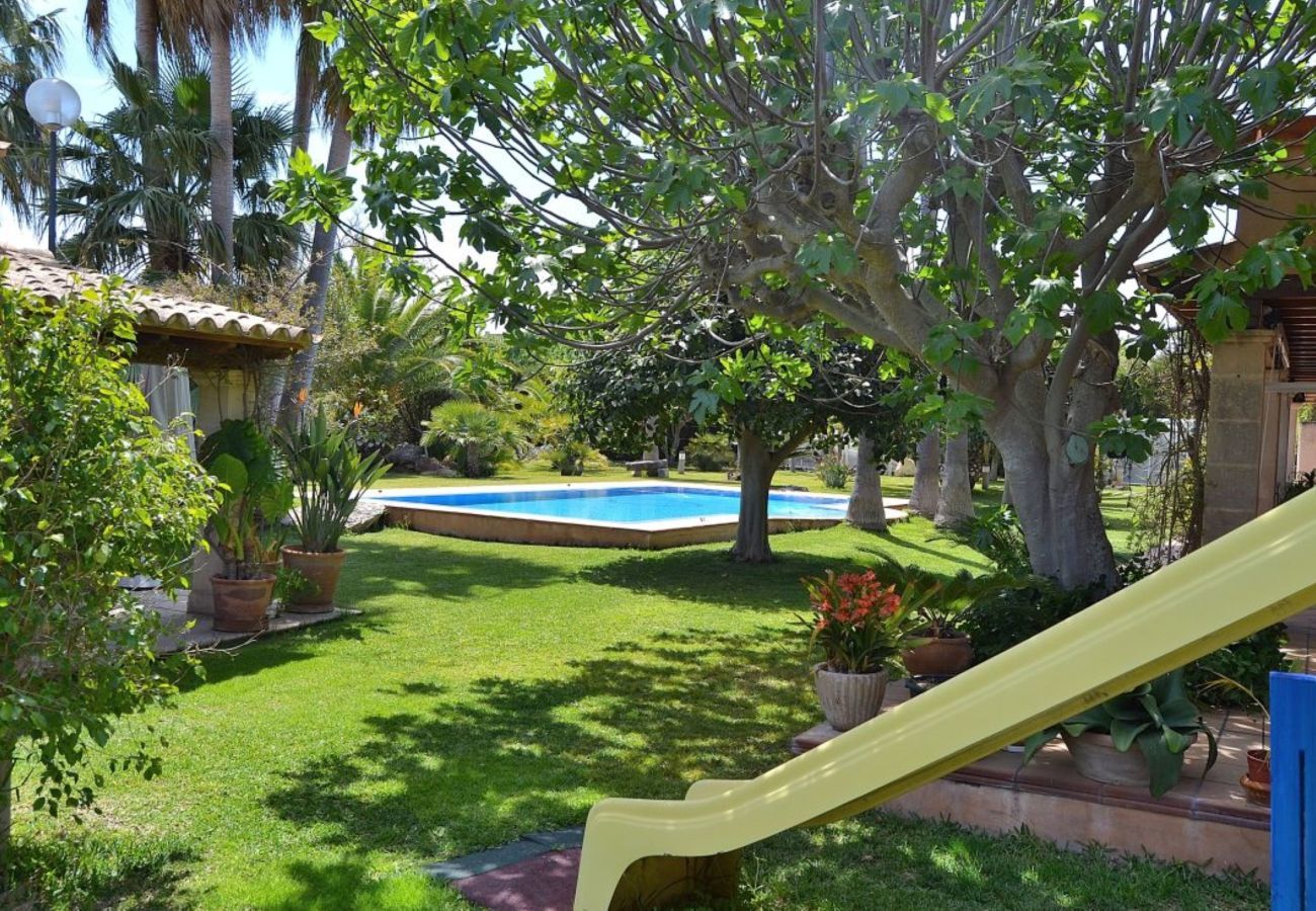 villa de luxe, espace enfants, piscine, jardin