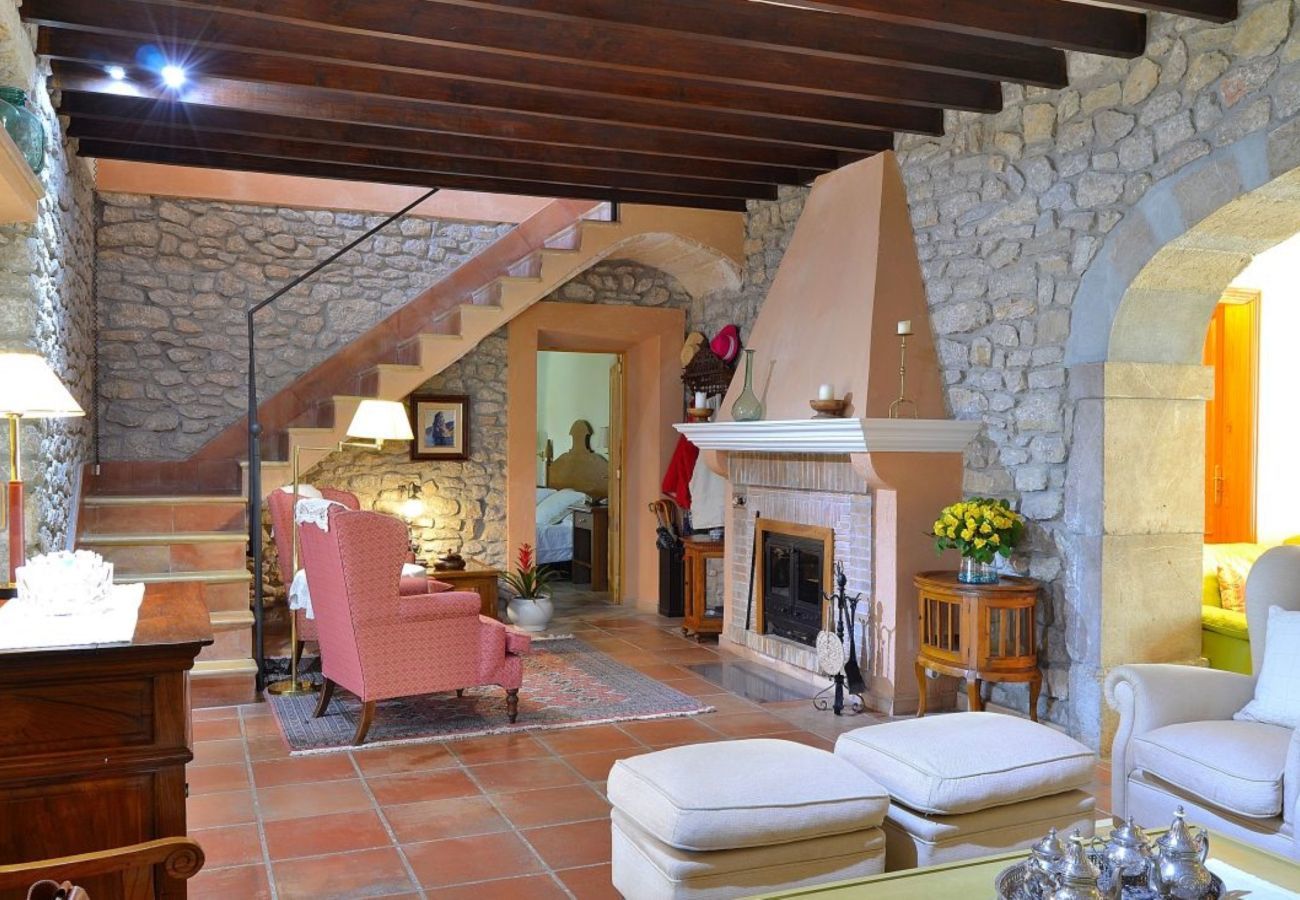 villa de luxe, rustique, jardin piscine, équipements