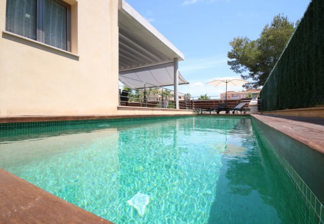 House with pool for 6 people in Playa de Muro, Mallorca. 3 double bedrooms, 2 bathrooms, guest WC, private pool and barbecue, only 40 m from the sandy beach