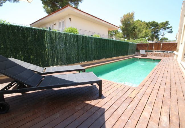 House with pool for 6 people in Playa de Muro, Mallorca. 3 double bedrooms, 2 bathrooms, guest WC, private pool and barbecue, only 40 m from the sandy beach