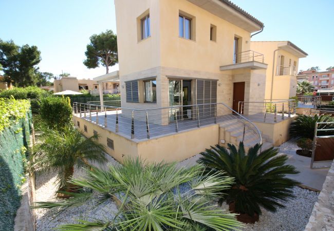 House with pool for 6 people in Playa de Muro, Mallorca. 3 double bedrooms, 2 bathrooms, guest WC, private pool and barbecue, only 40 m from the sandy beach