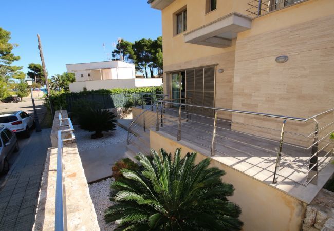 House with pool for 6 people in Playa de Muro, Mallorca. 3 double bedrooms, 2 bathrooms, guest WC, private pool and barbecue, only 40 m from the sandy beach