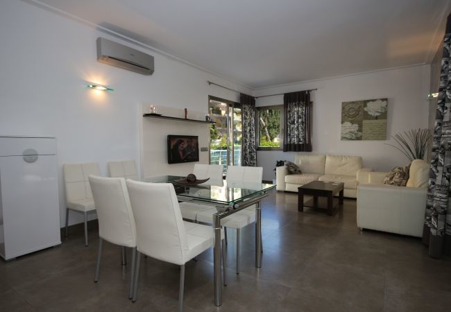 House with pool for 6 people in Playa de Muro, Mallorca. 3 double bedrooms, 2 bathrooms, guest WC, private pool and barbecue, only 40 m from the sandy beach