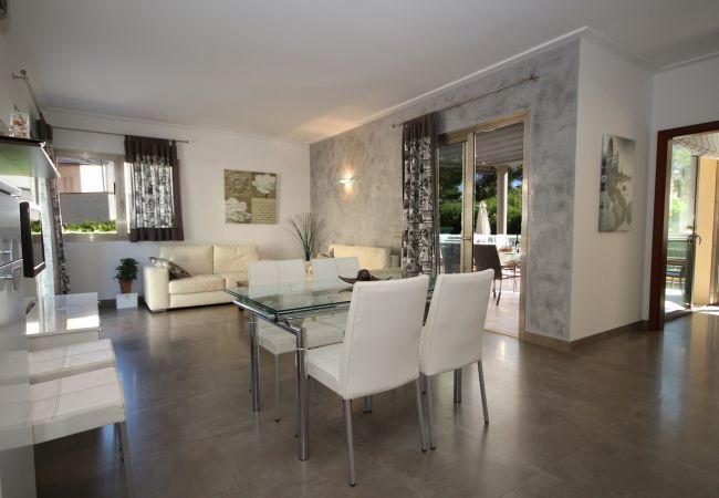 House with pool for 6 people in Playa de Muro, Mallorca. 3 double bedrooms, 2 bathrooms, guest WC, private pool and barbecue, only 40 m from the sandy beach
