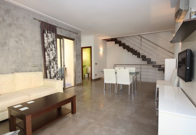 House with pool for 6 people in Playa de Muro, Mallorca. 3 dormitorios dobles, 2 baños, 1 aseo, piscina privada y barbacoa, a sólo 40 m de la playa