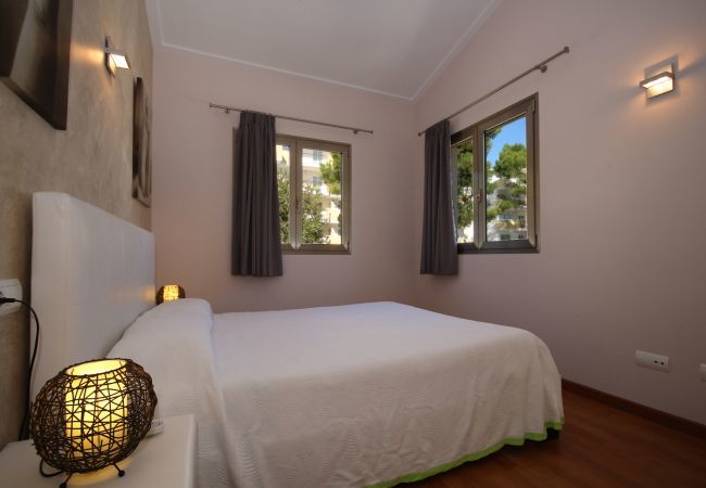 House with pool for 6 people in Playa de Muro, Mallorca. 3 double bedrooms, 2 bathrooms, guest WC, private pool and barbecue, only 40 m from the sandy beach