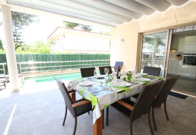 House with pool for 6 people in Playa de Muro, Mallorca. 3 double bedrooms, 2 bathrooms, guest WC, private pool and barbecue, only 40 m from the sandy beach