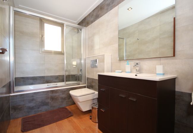 House with pool for 6 people in Playa de Muro, Mallorca. 3 double bedrooms, 2 bathrooms, guest WC, private pool and barbecue, only 40 m from the sandy beach