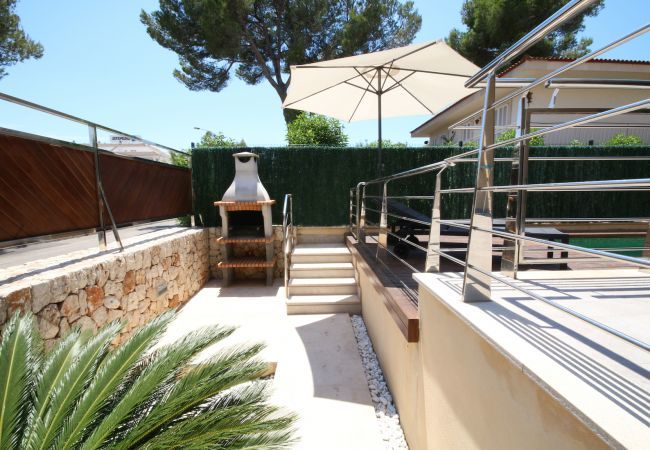 House with pool for 6 people in Playa de Muro, Mallorca. 3 double bedrooms, 2 bathrooms, guest WC, private pool and barbecue, only 40 m from the sandy beach