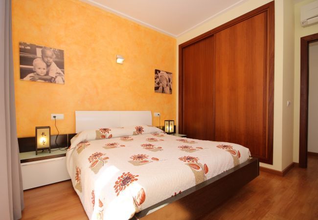 House with pool for 6 people in Playa de Muro, Mallorca. 3 double bedrooms, 2 bathrooms, guest WC, private pool and barbecue, only 40 m from the sandy beach