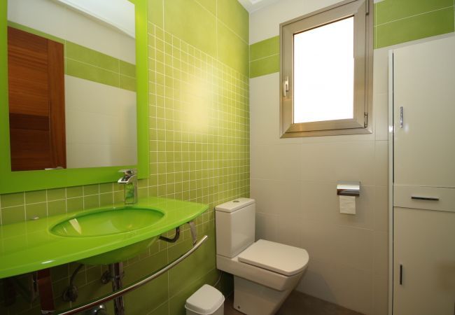 House with pool for 6 people in Playa de Muro, Mallorca. 3 double bedrooms, 2 bathrooms, guest WC, private pool and barbecue, only 40 m from the sandy beach