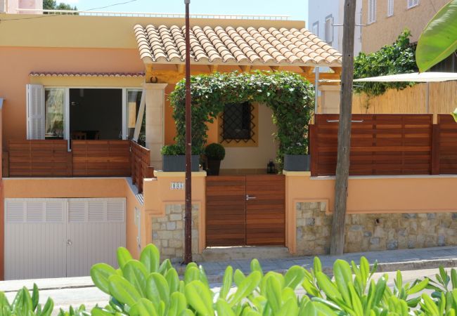 Holiday beach house, 6 people + babies, Can Picafort, Mallorca. 3 double bedrooms, 2 bathrooms, terraces, barbecue and free Wifi internet, in only 600m on the beach