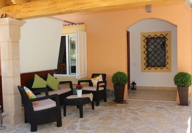 Holiday beach house, 6 people + babies, Can Picafort, Mallorca. 3 double bedrooms, 2 bathrooms, terraces, barbecue and free Wifi internet, in only 600m on the beach