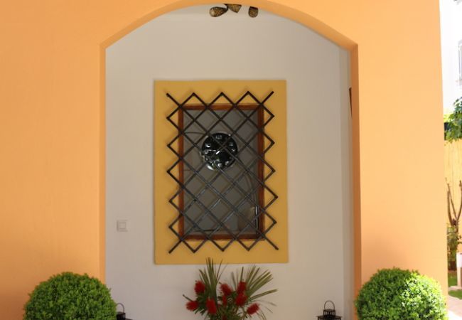 Holiday beach house, 6 people + babies, Can Picafort, Mallorca. 3 double bedrooms, 2 bathrooms, terraces, barbecue and free Wifi internet, in only 600m on the beach