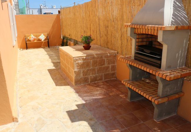 Holiday beach house, 6 people + babies, Can Picafort, Mallorca. 3 double bedrooms, 2 bathrooms, terraces, barbecue and free Wifi internet, in only 600m on the beach