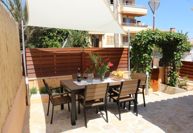 Holiday beach house, 6 people + babies, Can Picafort, Mallorca. 3 double bedrooms, 2 bathrooms, terraces, barbecue and free Wifi internet, in only 600m on the beach
