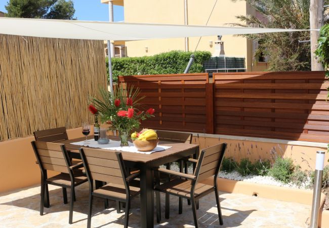 Holiday beach house, 6 people + babies, Can Picafort, Mallorca. 3 double bedrooms, 2 bathrooms, terraces, barbecue and free Wifi internet, in only 600m on the beach