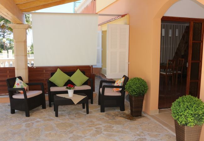 Holiday beach house, 6 people + babies, Can Picafort, Mallorca. 3 double bedrooms, 2 bathrooms, terraces, barbecue and free Wifi internet, in only 600m on the beach