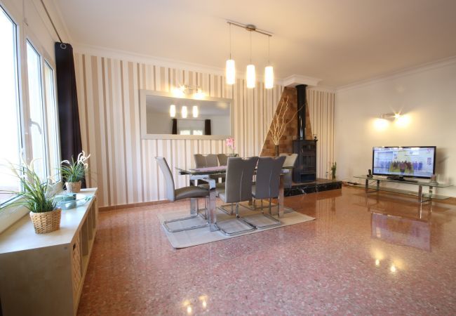 Holiday beach house, 6 people + babies, Can Picafort, Mallorca. 3 double bedrooms, 2 bathrooms, terraces, barbecue and free Wifi internet, in only 600m on the beach