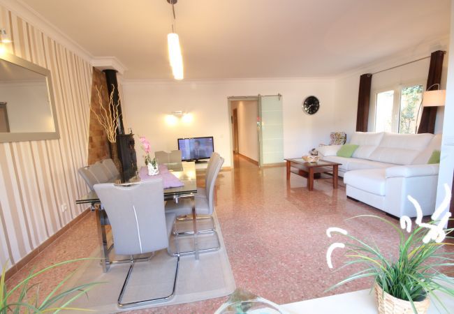 Holiday beach house, 6 people + babies, Can Picafort, Mallorca. 3 double bedrooms, 2 bathrooms, terraces, barbecue and free Wifi internet, in only 600m on the beach