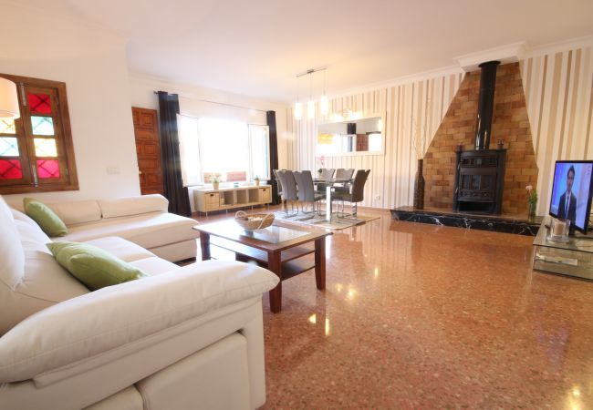 Holiday beach house, 6 people + babies, Can Picafort, Mallorca. 3 double bedrooms, 2 bathrooms, terraces, barbecue and free Wifi internet, in only 600m on the beach
