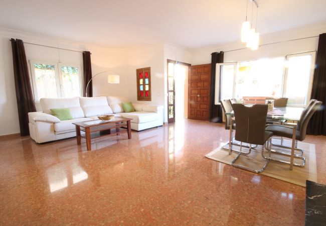 Holiday beach house, 6 people + babies, Can Picafort, Mallorca. 3 double bedrooms, 2 bathrooms, terraces, barbecue and free Wifi internet, in only 600m on the beach
