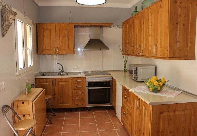 Holiday beach house, 6 people + babies, Can Picafort, Mallorca. 3 double bedrooms, 2 bathrooms, terraces, barbecue and free Wifi internet, in only 600m on the beach