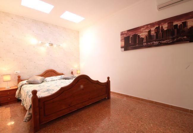 Holiday beach house, 6 people + babies, Can Picafort, Mallorca. 3 double bedrooms, 2 bathrooms, terraces, barbecue and free Wifi internet, in only 600m on the beach