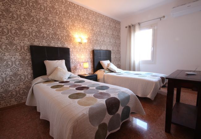 Holiday beach house, 6 people + babies, Can Picafort, Mallorca. 3 double bedrooms, 2 bathrooms, terraces, barbecue and free Wifi internet, in only 600m on the beach