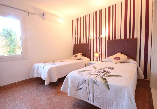 Holiday beach house, 6 people + babies, Can Picafort, Mallorca. 3 double bedrooms, 2 bathrooms, terraces, barbecue and free Wifi internet, in only 600m on the beach