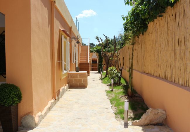 Holiday beach house, 6 people + babies, Can Picafort, Mallorca. 3 double bedrooms, 2 bathrooms, terraces, barbecue and free Wifi internet, in only 600m on the beach