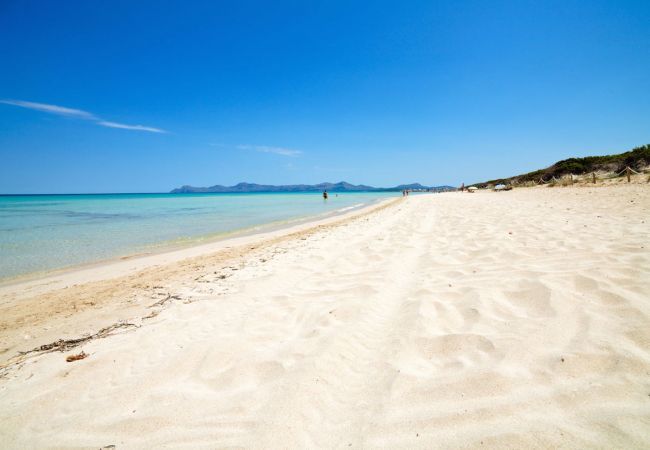 Holiday beach house, 6 people + babies, Can Picafort, Mallorca. 3 double bedrooms, 2 bathrooms, terraces, barbecue and free Wifi internet, in only 600m on the beach