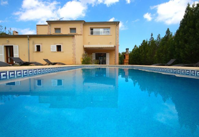 Villa with pool for 8 people in Sa Pobla, Mallorca. Villa with views to the mountain, garden and pool for 8 people in Sa Pobla, Mallorca. 4 bedrooms, perfect for families.