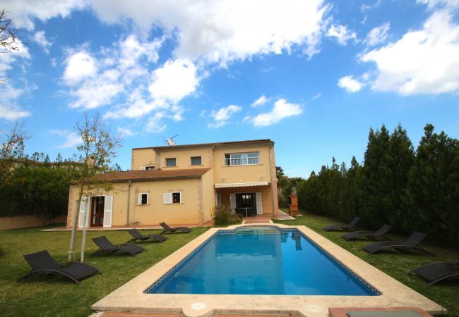 Villa with pool for 8 people in Sa Pobla, Mallorca. Villa with views to the mountain, garden and pool for 8 people in Sa Pobla, Mallorca. 4 bedrooms, perfect for families.