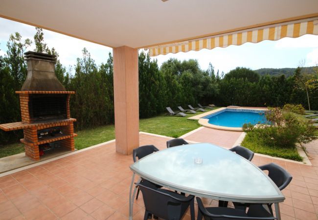 Villa with pool for 8 people in Sa Pobla, Mallorca. Villa with views to the mountain, garden and pool for 8 people in Sa Pobla, Mallorca. 4 bedrooms, perfect for families.